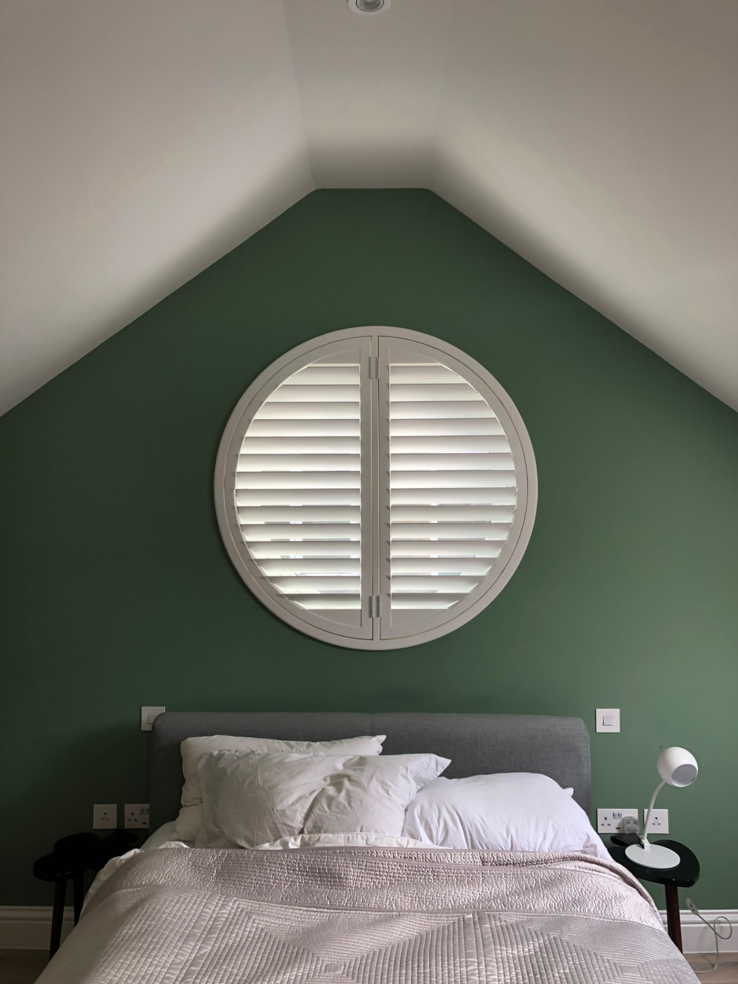 Circular shutter panel with a central T-post